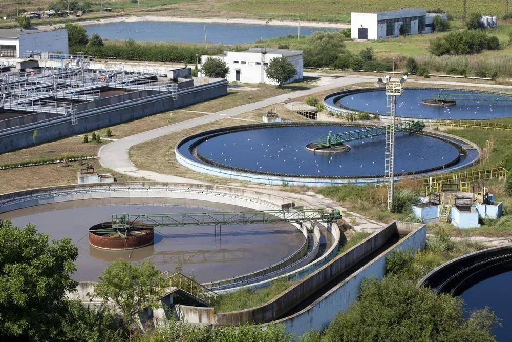 Instalación industrial de tratamiento de agua que utiliza cloruro de zinc para la eliminación de metales pesados